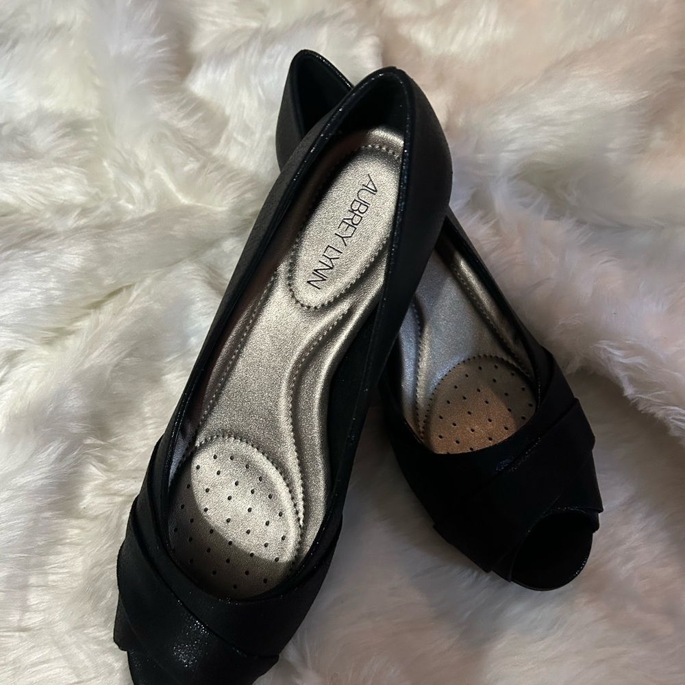 Black pumps, size 8  1/2 medium, like new! Comfortable cushion insoles